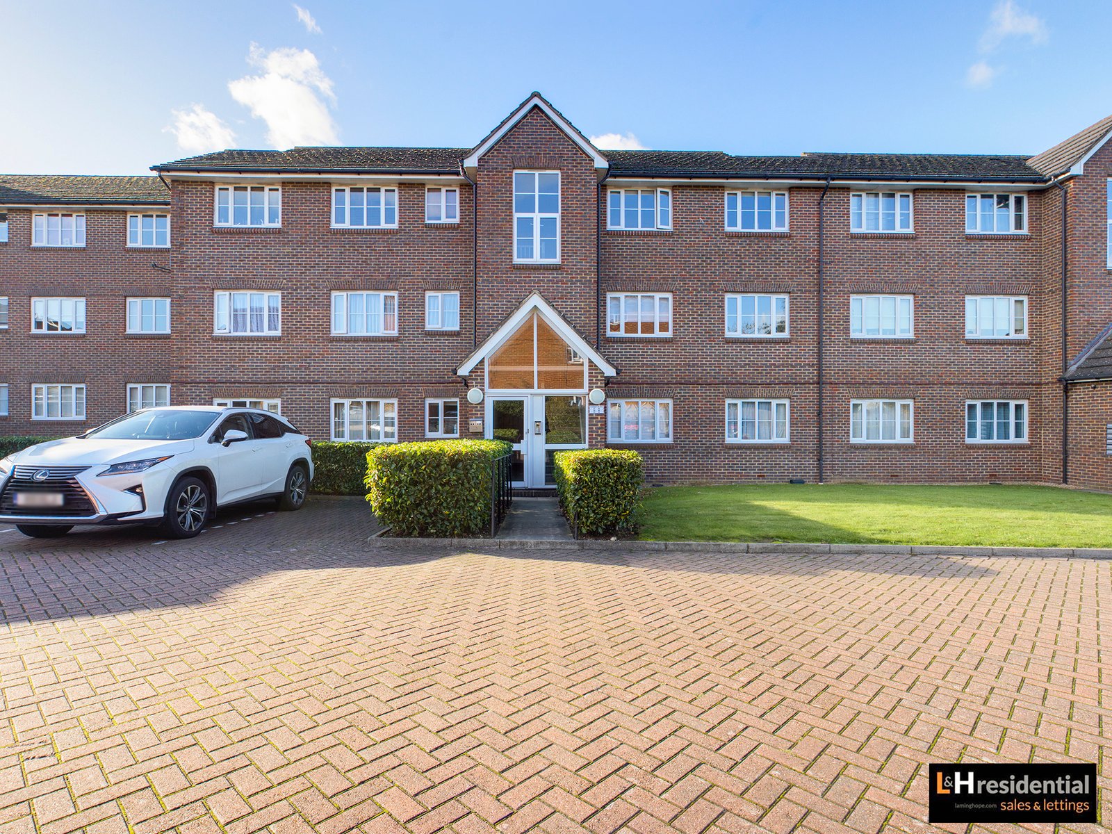 Sold STC 2 Bed Apartment Kensington Way, Borehamwood, WD6 L&H