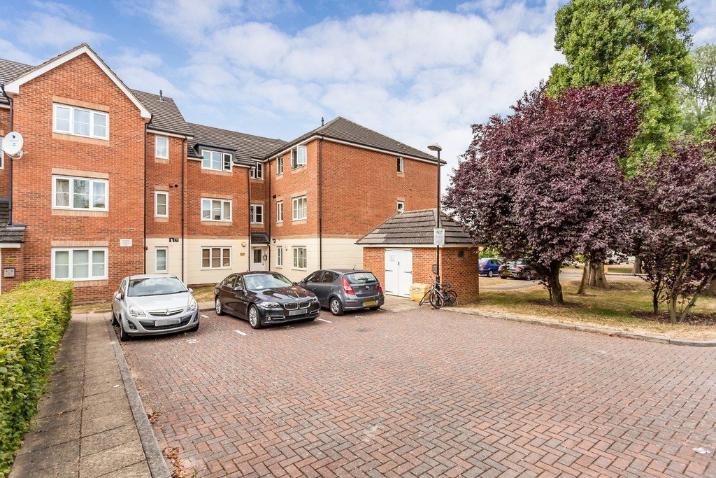 Let Agreed 2 Bed Flat Templeton Court, Eaton Way, WD6 L&H